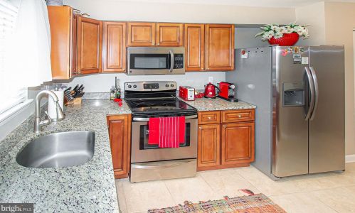1564 Goldenrain Ct, Herndon VA  20190-4036 exterior