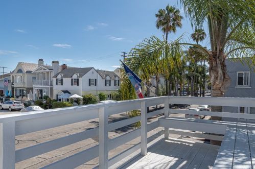 200 Diamond Ave, Newport Beach, CA 92662-1116