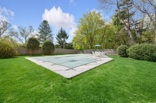 7 Newbrook Ln, Elwood NY  11731-5230 exterior