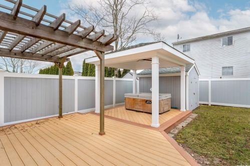 140 Oakland Ave, Deer Park, NY 11729-5931