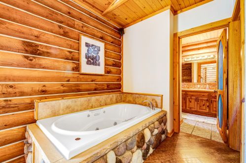 2717 Beaumont Ave, Waterford WI  53185-4933 exterior