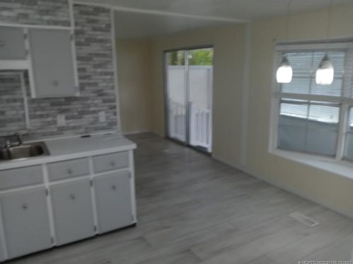 8 La Mesa Ln, Fort Pierce, FL 34952-3440