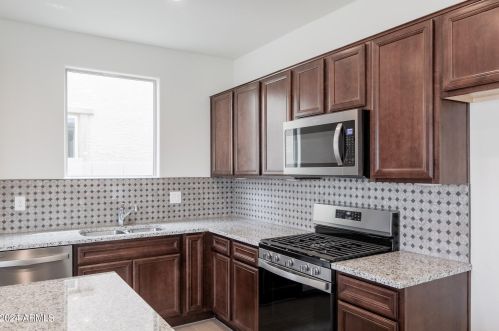 8822 Marshall Ave, Glendale, AZ 85305-2707