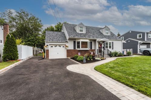 18 Heath Ln, Elwood, NY 11731-1913