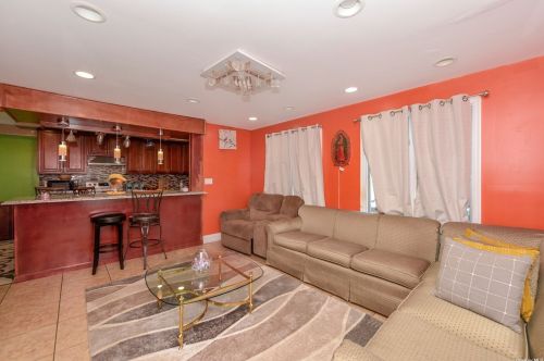 480 West Dr, Copiague, NY 11726-5122
