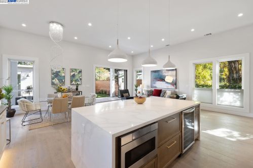 5926 Dover St, Oakland CA  94609-1426 exterior