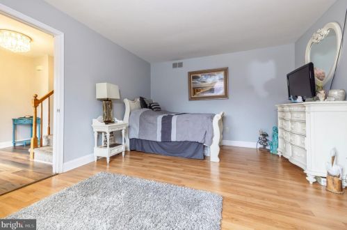 8 Kings Ct, Auburn NJ  08085-5033 exterior