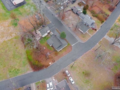 33 Riverside Dr, Oakland NJ  07436-1405 exterior