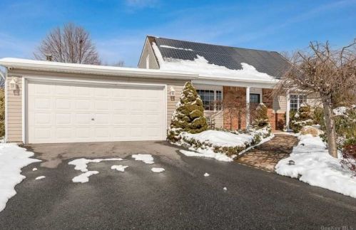4 Alfred Cir, Holtsville, NY 11742-1605