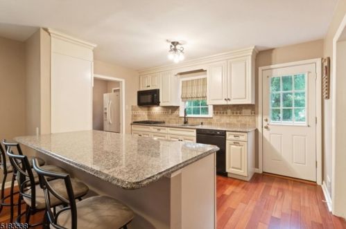 17 Fairfax Dr, Berkeley Heights NJ  07922-1832 exterior