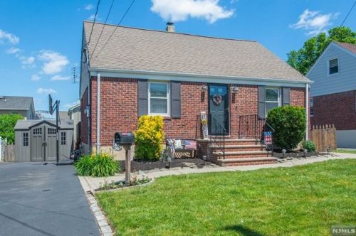 129 Philip Ave, Elmwood Park, NJ 07407-2136