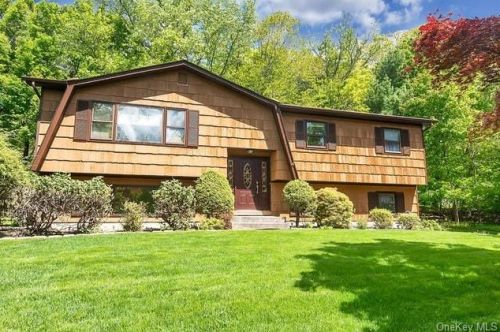 14 Amundsen Ln, Airmont, NY 10901-7513