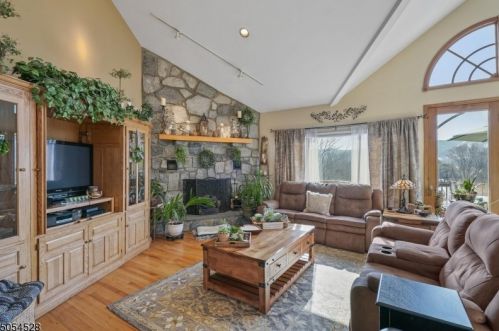 1 Mohawk Xing, Wantage NJ  07461-4539 exterior