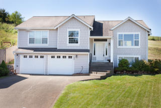 427 Oak Ln, Garden City, WA 98557-9526
