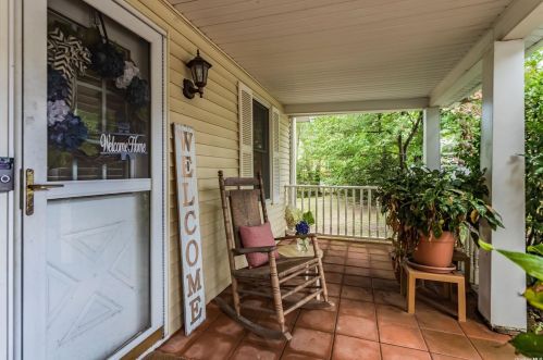 30 Neponsit Rd, Scotts Beach, NY 11789-2601