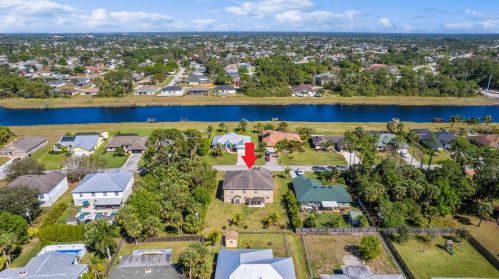 866 Abingdon Ave, Fort Pierce FL  34953-2861 exterior