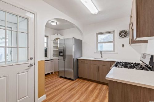 27 Grattan St, New Hyde Park, NY 11040-2409