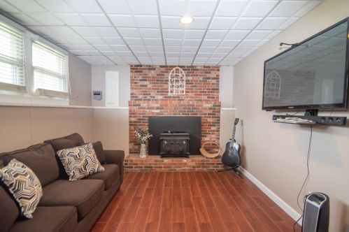 13 Harvey Rd, Londonderry NH  03053-7412 exterior