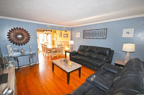 2090 Monroe Ave, North Bellmore NY  11710-1523 exterior