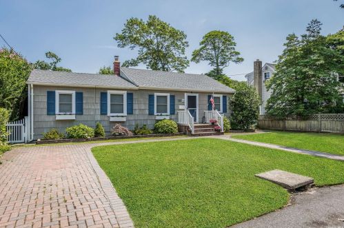 39 Ridgeway Blvd, Bayshore, NY 11706-6331