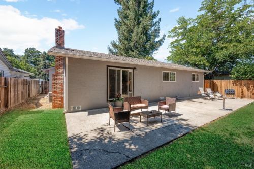 525 Oak Manor Dr, Ukiah CA  95482-5121 exterior