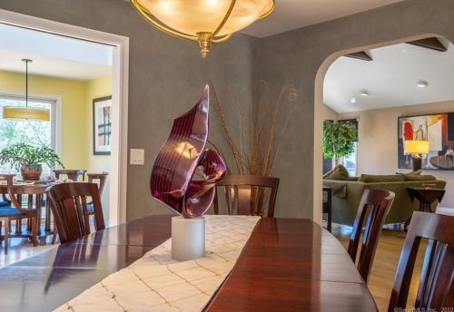 9 Stuart Dr, Bloomfield CT 06002-1524 exterior