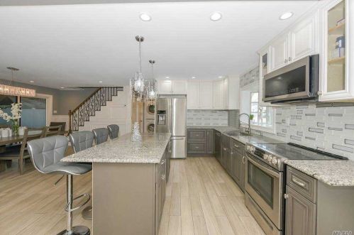 15 Wedgewood Ln, North Wantagh, NY 11793-1204