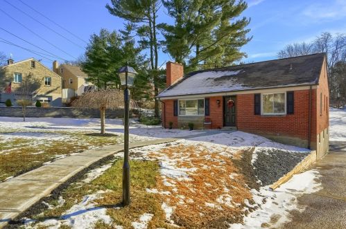 5 Felix Dr, Pittsburgh, PA 15236-1946