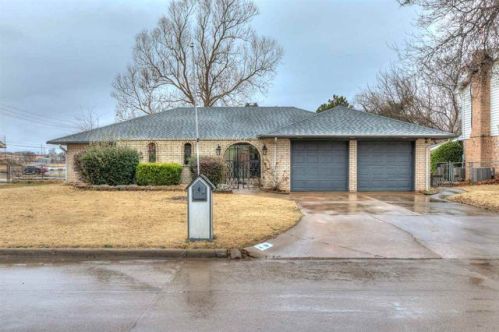 4 Compass Dr, Lawton, OK 73505-5820