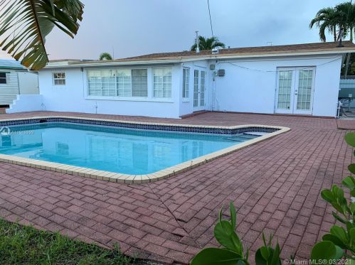 7898 173rd St, Hialeah FL  33015-3855 exterior