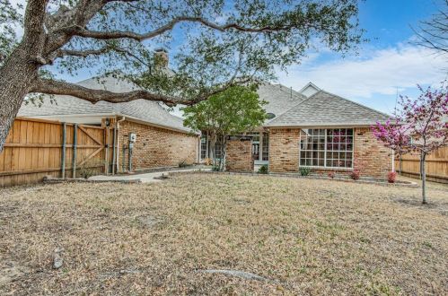 2401 Creekside Cir, Irving TX 75063-3355 exterior