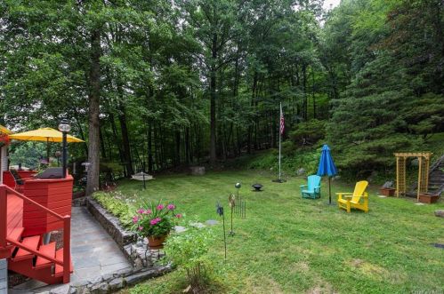 60 Bryant Pond Rd, Tompkins Corners NY  10579-2405 exterior