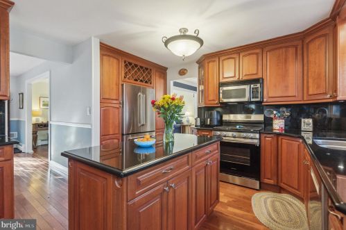 7 Pembroke Ct, Trenton, NJ 08648-2008