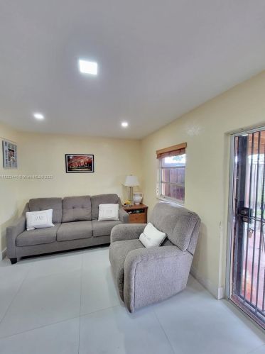 17 Suffolk Ave, Hialeah FL  33010-5035 exterior