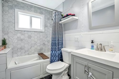 312 37th St, North Lindenhurst NY  11757-2607 exterior