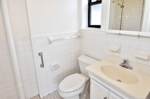 4784 Boston Post Rd, New Rochelle NY  10803-3004 exterior