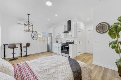 5920 Riverton Ave, North Hollywood CA  91601-1443 exterior