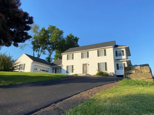 40 Sherwood Hts, New Hamburg, NY 12590-3409