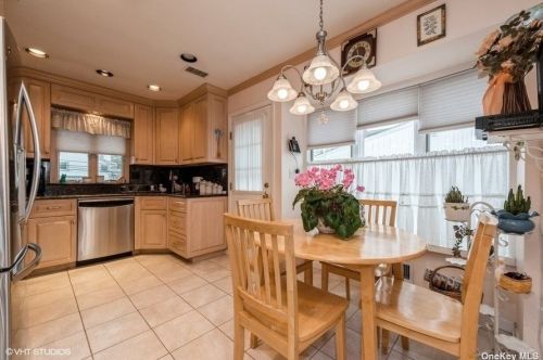 76 Shelbourne Ln, New Hyde Park NY  11040-1044 exterior