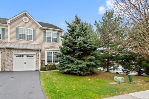 965 Huntington Dr, Fishkill, NY 12524-4925