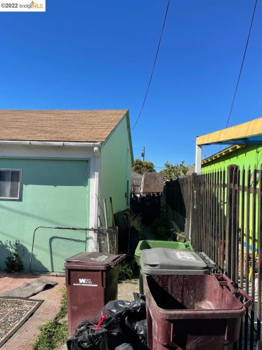 971 76, Oakland CA 94605-2807 exterior