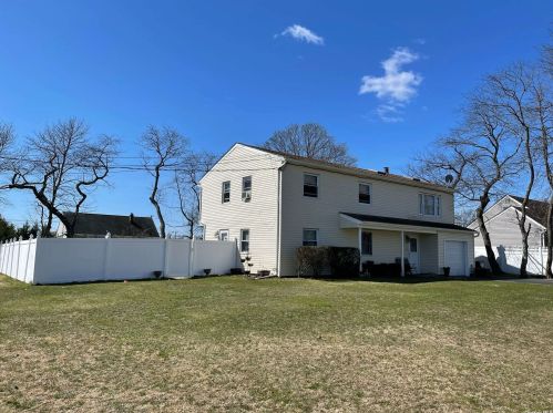 82 Ace Ct, West Islip, NY 11795-2002