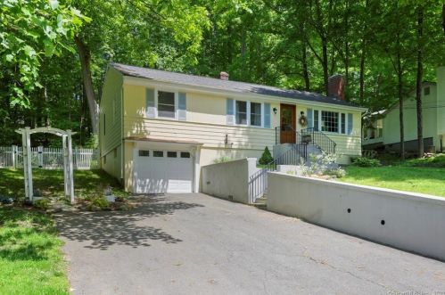 11 Bear Den Rd, Bridgeport, CT 06611-3320