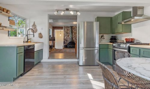 1268 Black Canyon Rd, Simi Valley CA 93063-4609 exterior