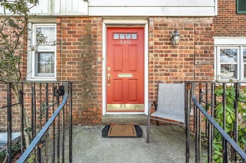 140 Robins Rd, New Rochelle, NY 10801-1025