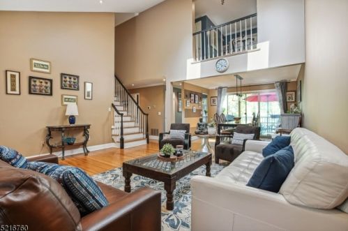 3 Wildflower Ln, Bedminster, NJ 07921-1729
