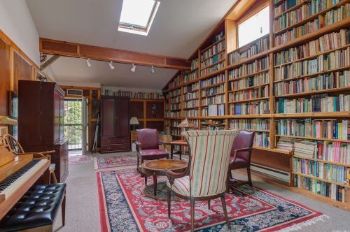 67 Lion Ln, Westbury NY  11590-6330 exterior