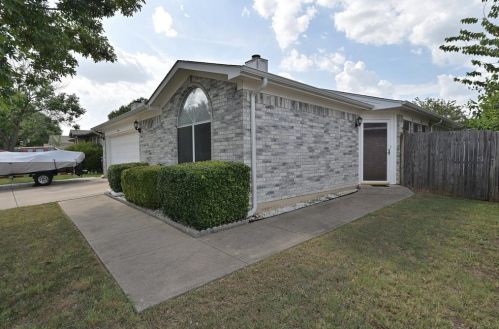 1704 Yorkshire St, Fort Worth, TX 76134-5528