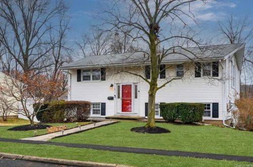 63 Chestnut Oval, Orangeburg, NY 10962-1404