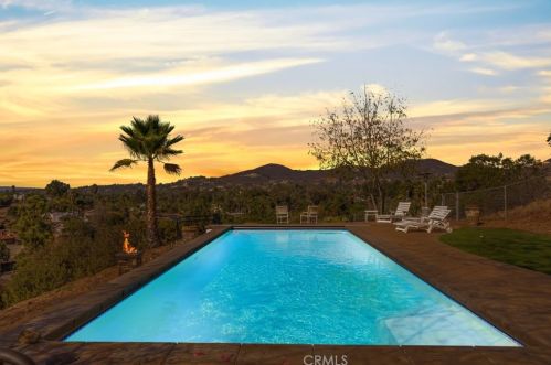 138 Pointer Ln, Vista, CA 92084-5729